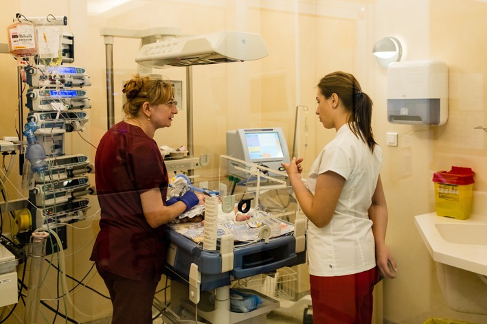 Echipele secţiilor de terapie intensivă nou-născuţi Constanţa şi Marie Curie Bucureşti colaborează într-un program special